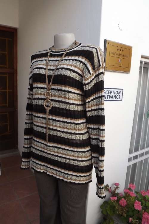 Nice brown and beige horizontally striped knitted sweater size 38/14.