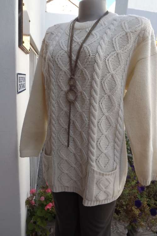 Beautiful cream double knit jersy with crew neck by 2 Club.Size 42/18