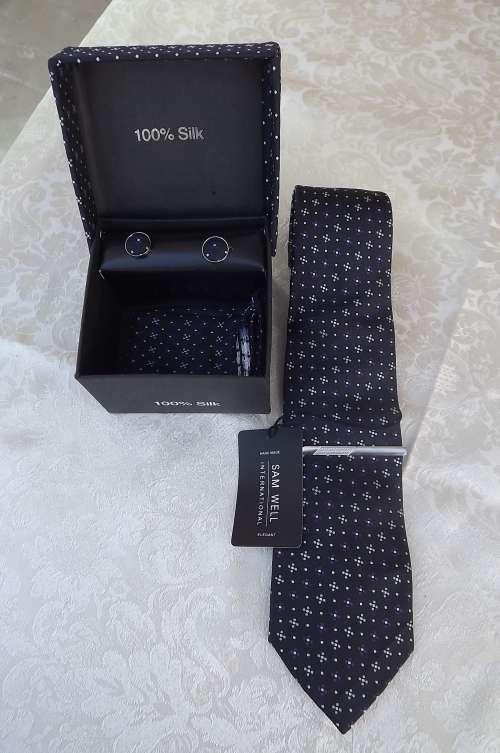 Beautiful 100% Silk 5 piece tie set.Handmade by Sam Well.Tie,cuff links,tie clip,hanky and box