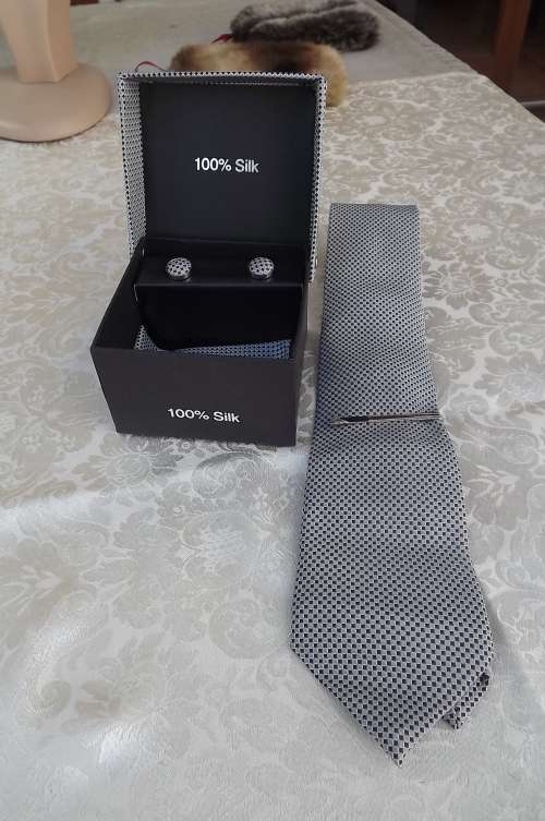 Stunning 100% Silk 5 piece handmade mono chrome tie,cuff links,tie clip and box.Made by Sam Well