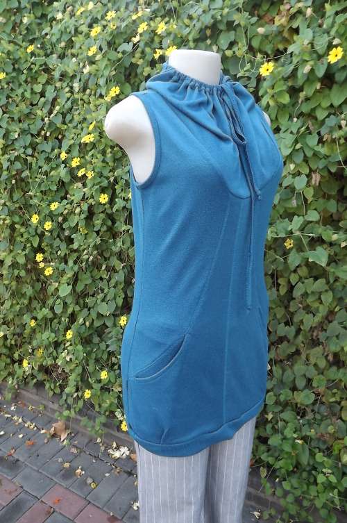 Jade colour long polyester jersey fabric sleeveless top.Size 34/10 by RT.2 Low front pockets
