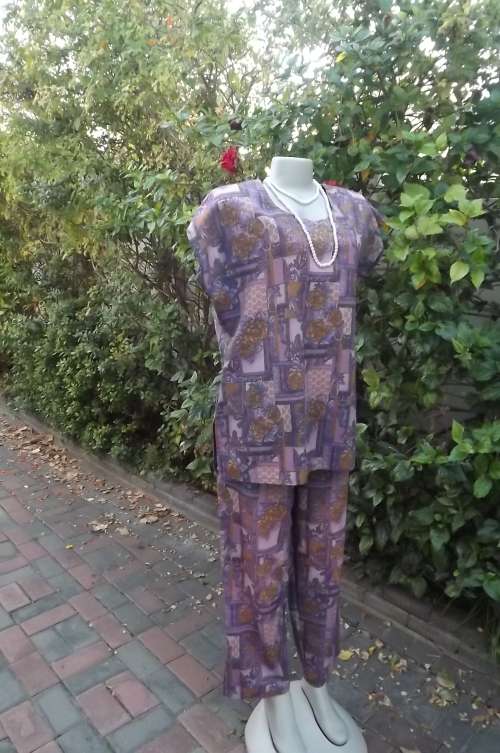 Lavender and mustard floral 2 piece pant suit in size 40/16.Pull over top with slitted sides
