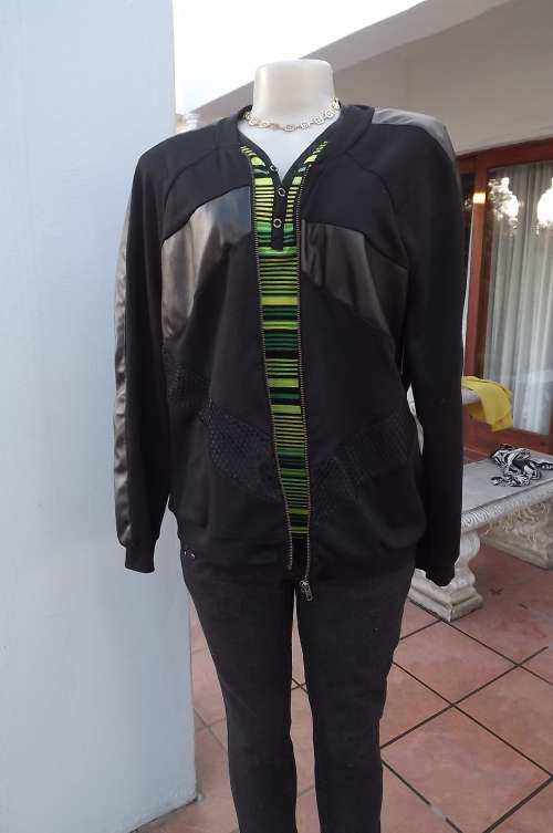 Ladies black bomber jacket in size 38/14 by Fashion Express.Banded collar with zipped up front