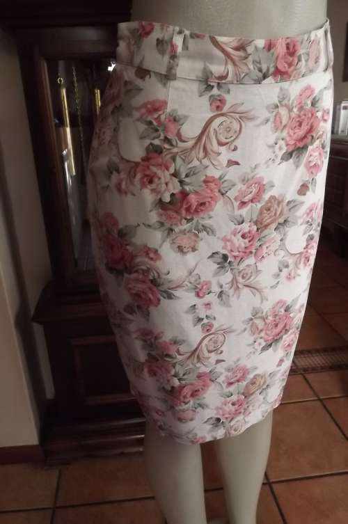 Taste fully patterned pencil calf length viscose/polyester fabric skirt size 36/12 by Truworths.