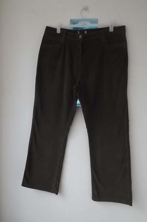 Olivegreen corduroy pants in size 48/24. In cotton stretch fabric. As new condition.