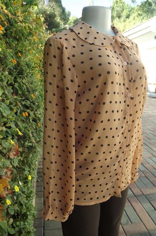 Polkadot blouse in caramel and black. With Peter Pan collar and button down front. Size 34/10 .