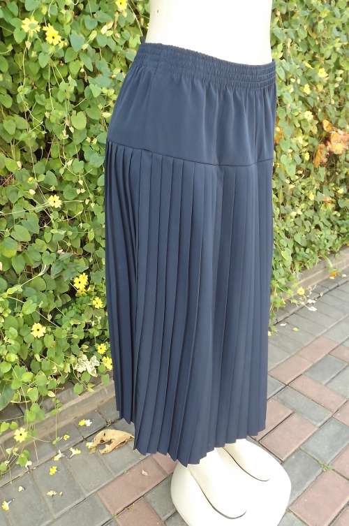 Navy permanent pleated skirt by "Delswa" in size 42/18.Yoked. middle elasticated.As new