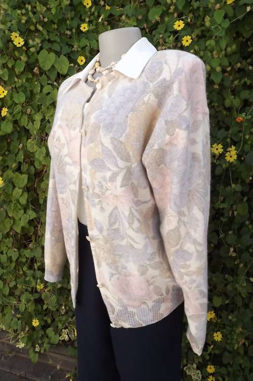 Fabulous knitted cream colour cardigan from Euromode.Best fit size 40/16.Used but in good condition
