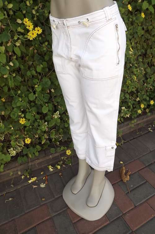 Chic white denim cropped pants by Coolwear in size 36/12.No stretch.Zipped front pockets.
