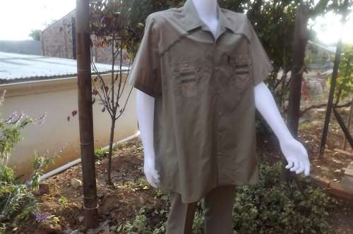 Khaki green men's short sleeve Trevira and cotton shirt.Size 3XL. Zephyr by Traumin. Lots of detail