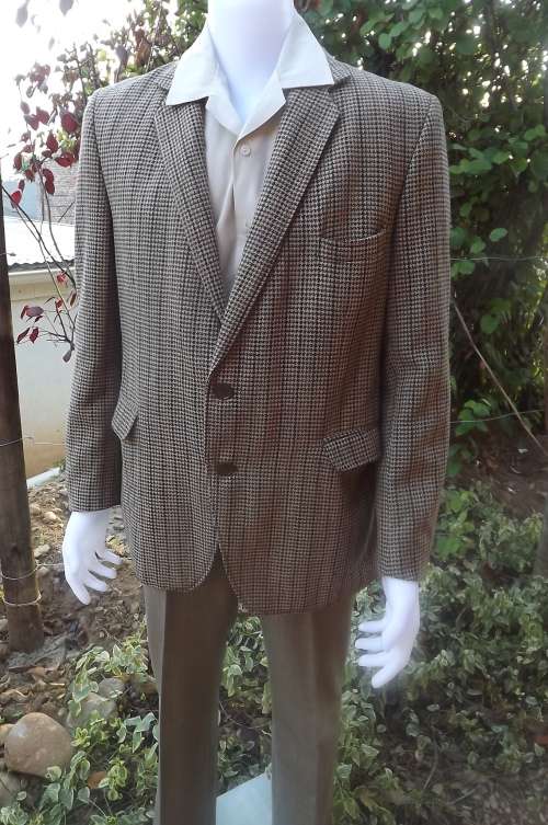 Men's vintage beige,brown and green sports coat.Size 39 by Devonshire.Used butl in good condition