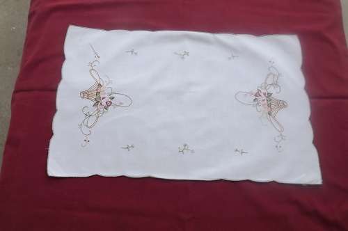 Stunning fine linen tray cloth with hand embroidery. 48 x 30cm. Good condition