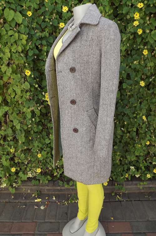 Tweed long fitted jacket in beige/brown by Moskow in size 30/6.Fully lined.Double breasted