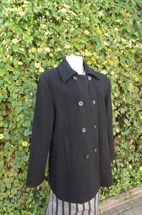 Black warm jacket in wool,acrylic and polyester blend.Size 40/16.Double breasted with front pockets