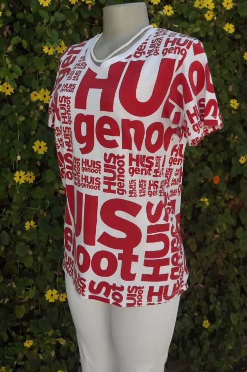 White Huisgenoot T-shirt with red lettering.Size 34/10 in 100% cotton with V neck.