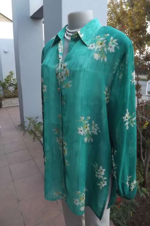 Absolute amazing long sheer top in turquoise shades with cream floral posies.Size 40/16.New cond