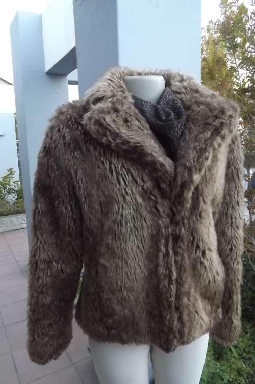 Short Faux Fur jacket in brown shades with collar by Truworths size 40/16.In good condition