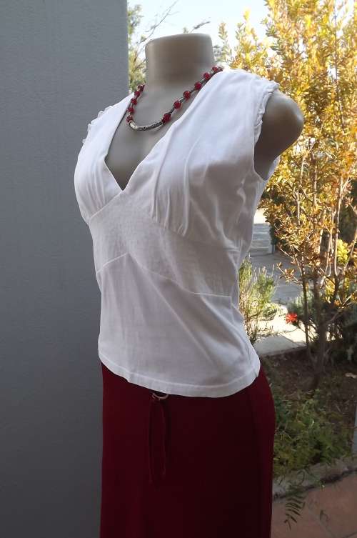Snow white 100% cotton top with sexy low V neckline.Size 36/12 by RT.Very good condition