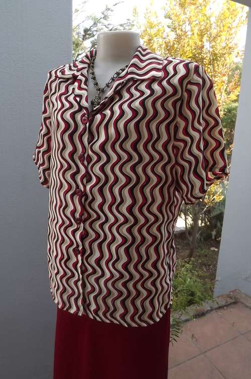 Pretty zig-zag patterned short sleeve top in red,black and beige.By Arezzo size 40/16.Good condition