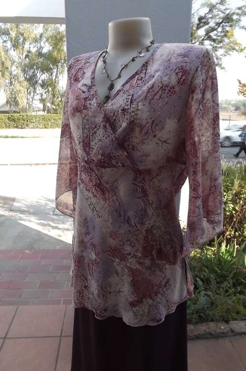 Beautiful long top in textured polyester by Merien hall size 38/14.Cross over bust.Good cond