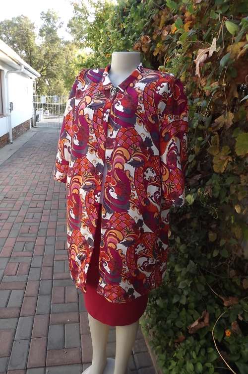 Silky polyester boutique made long loose jacket in a striking,colourful print.Size 42/18.