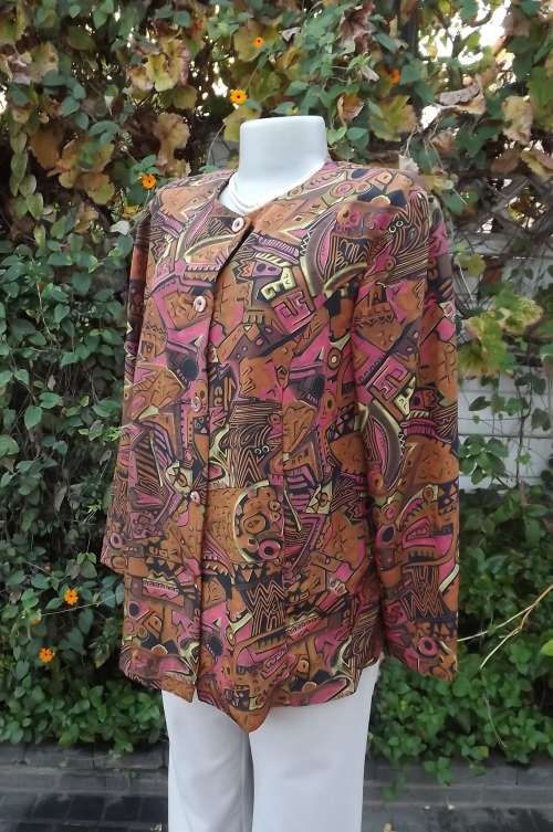 Silky attention grabing graphic print top in pink and browns.Size 38/14.Long sleeves.Good condition