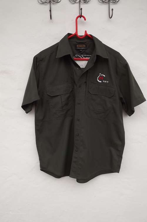 Dark olive green outdoor shirt by "Barron"In size Medium. Polycotton fabric with 4x4 Landrover theme