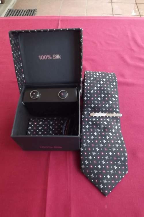 Stunning 5 piece tie set in 100% silk. Cufflinks,tieclip, hankie, necktie and storing box. New item.