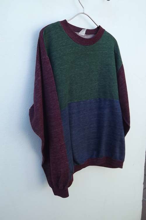 Men's sweatshirt in cotton/acrylic blend by Carriage in size XL. Colour blocked. Good condition.