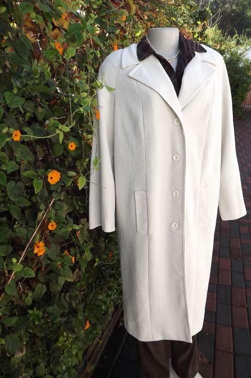 Vintage beige crimplene coat with raglan sleeves in amazing condition. By FAIRWEATHER size 36/12