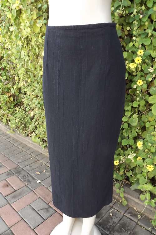 Elegant navy "Kelso" skirt in wool blends size 36/12.Textured fabric.Suitable for all seasons.