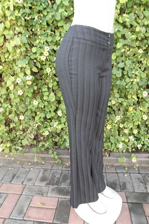 Make a statement in this flattering style charcoal colour striped pants size 32/8 by "Kelso".