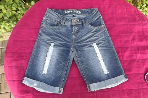 "Identity" denim knee length shorts in size 30/8.Chic and sexy!In cotton stretch.New condition