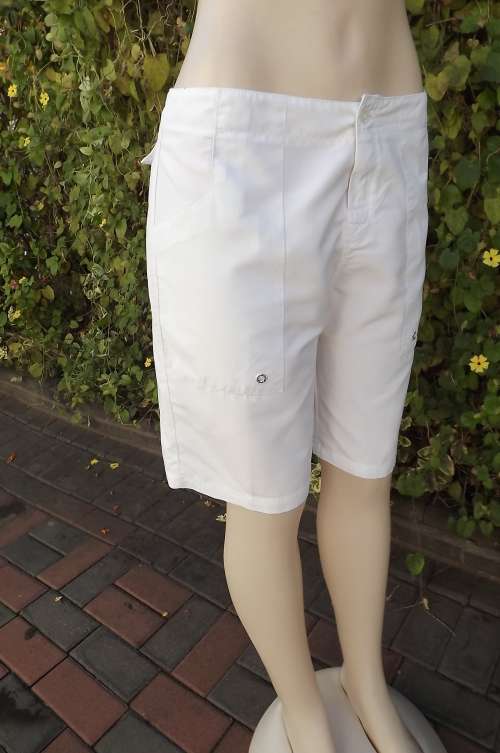 White Billabong shorts in size 38/14.Two cargo pockets on front.Also 2 at back and one at side