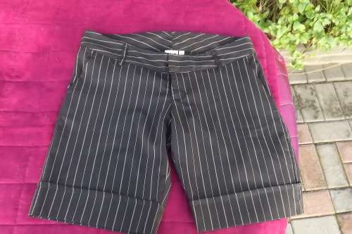 Dark brown striped stretch cotton shorts by Legit size 32/8.Low rise with 2 front pockets.