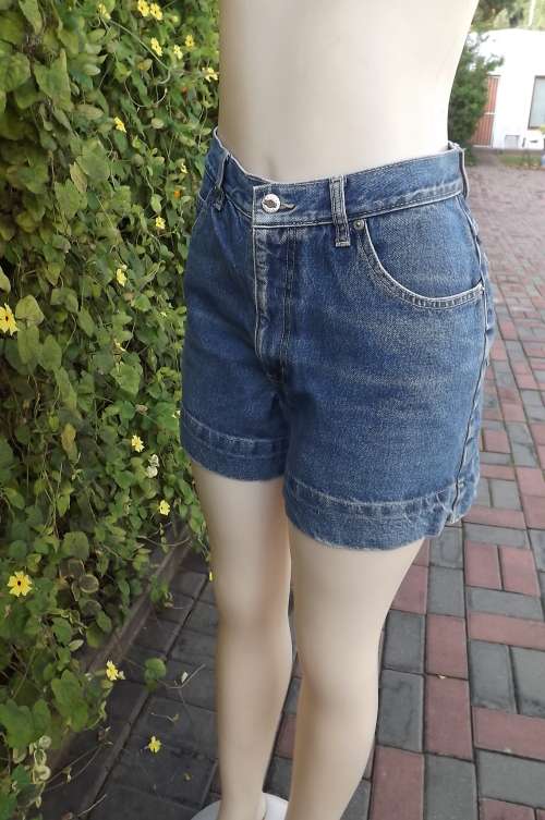 Tough and sexy Jeanswear shorts in size 32/8 by "No Excuses" 100% cotton fabric.Medium + rise