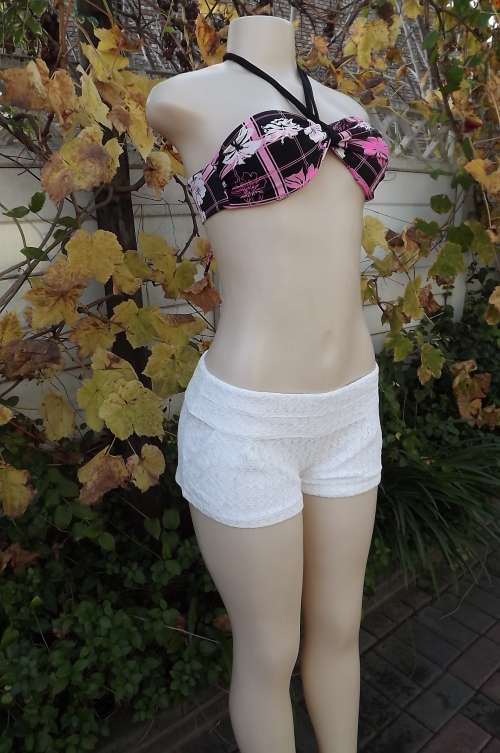 Super sexy size 32/8 lined white lace shorts by Free 2 be U.You will have them talking! As new