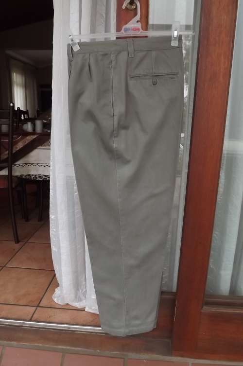 Chino pants by Gravel Hill in size 36 in light olive green. 100% cotton.Inner leg 74cm