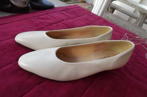 Pair of beige size 5 Comet court shoes.As new