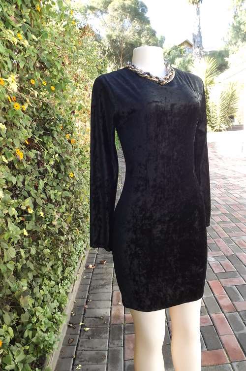 Black long sleeve velvet sheath dress.Rounded neckline.Size 32/8.Plain and elegant.As new