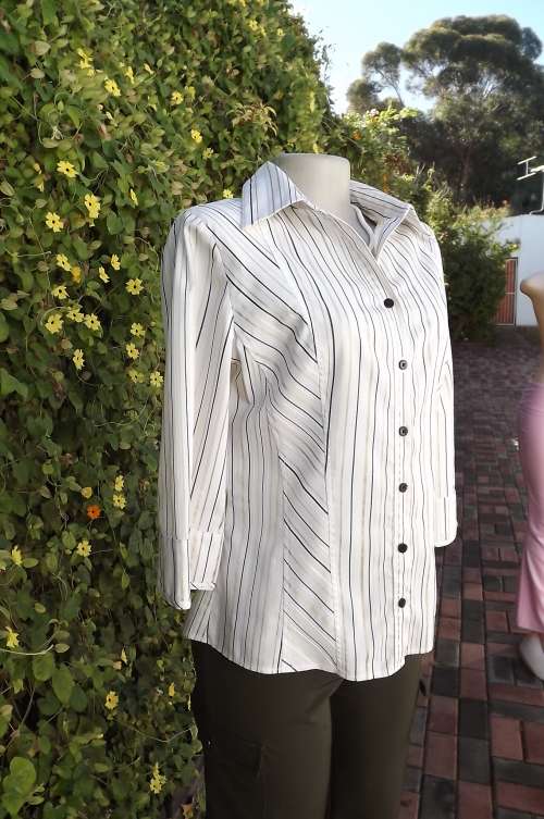 On trend striped casual top in white,beige and black by "Finnegans" by Truworths size 36/12.As new
