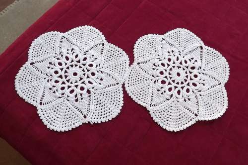Set of 2 white crocheted doilies in cotton yarn.Stunning work! 29cm diameter each