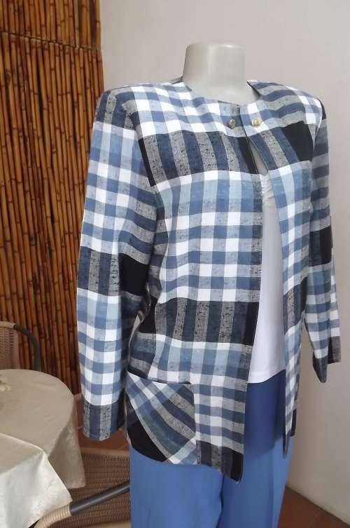 Light weight checked jacket by Foshini size 32/8.Loose box type open jacket.As new