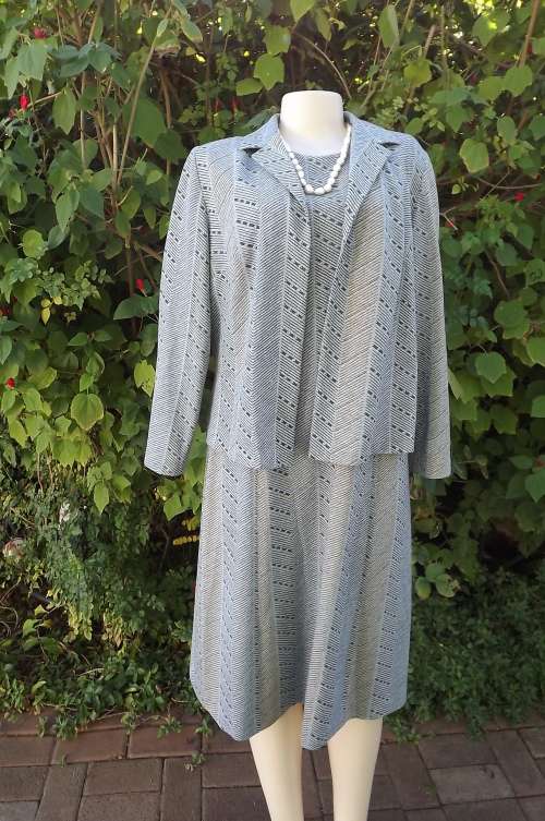 Smart 2 piece Vintage outfit in light grey with blue and turquoise lines.Size 42/18 by Miss Lynn