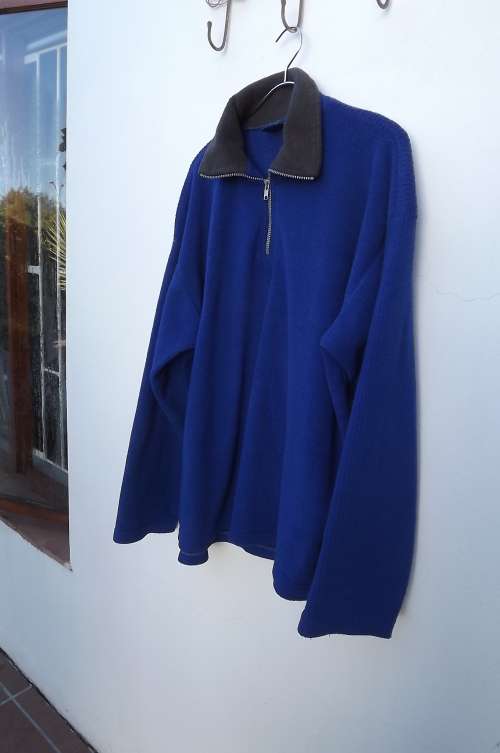 Men's Royal blue River Trader warm top.Size L.Short zip on front.High collar.100% polyester