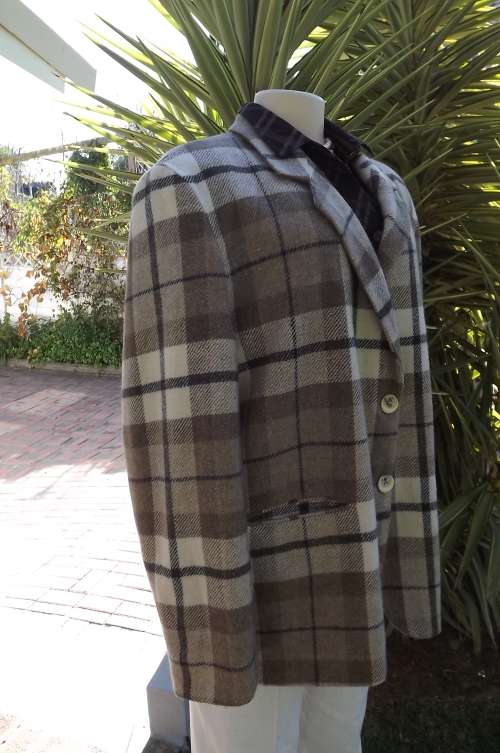 Be stylish and warm this winter in this woolen lined jacket.Size 44/20.As new