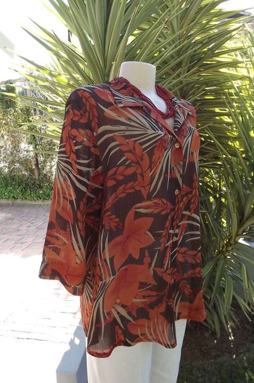 Beautiful creased polyester blouse in brick and brown colours.Size 44/20.Three quarter sleeves.