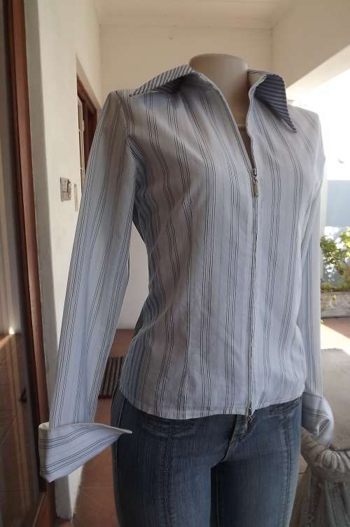 Trendy casual blue striped top.Zippered front.Perfect match with denim.Size 34/10 by Nil's
