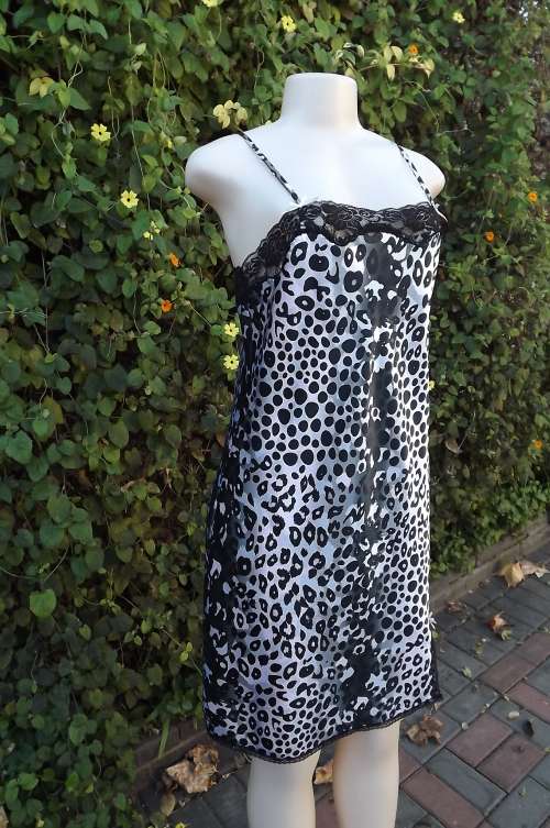 Sexy animal print strappy nighty in black + white polyester with black lace.Size 32/8.New condition