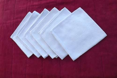 Pretty light blue damas napkins set of 6.Size 31 x 31cm.Used once or twice.Good condition
